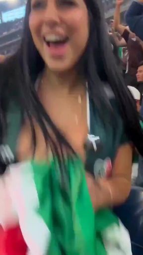 Nipslip Big tits Cleavage
