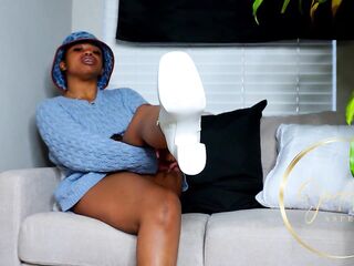 Black Female-dom Aspen Aires Commands U To Be Her Foot Thrall
