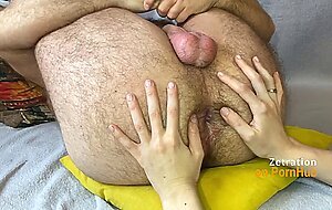 Zetration, slikker sin svedige, beharede rov efter hardt arbejde pa fabrikken