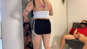 esposa esconde amiga no armario e faz surpresa para o marido