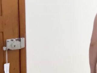 Amigo de piel oscura y enorme pene saca su verga y me pone a mamar y a tragar leche como una perra insaciable