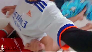 Novinha n&atilde_o aguentou esperar o jogo terminar e teve que dar a buceta e ganhar leitinho