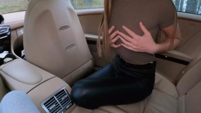 Deep throat blowjob in car on first date in public park