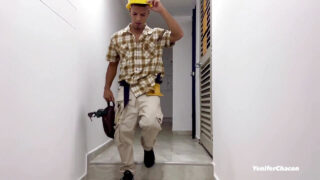 Latinamerikansk stor röv brunett ger slarvig avsugning till välhängd David Bander som sedan knullar henne hårt i röven