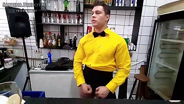 THE WAITER, O Garçom... quem nunca sonhou em fuder em um bar? nessa nova historinha Sabrina Prezotte fode deliciosamente O Garçom Derick em seu local de trabalho, dando uma deliciosa gor