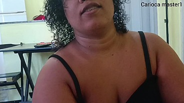 Gozando na cara da amiga e ela rindo