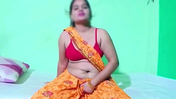 देवर ने भाभी को चूत खुजलाते हुए देखा तो पकड़ कर उसकी चुदाई कर दी