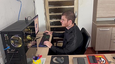 amiga safada vai ao trabalho do amigo e chupa ele ate ele gozar
