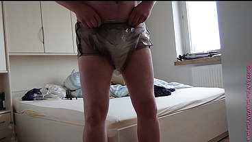 Nylonjunge testet neue Windeln ** Anziehen DWT **
