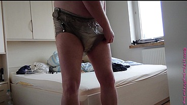 Nylonjunge testet neue Windeln ** Anziehen DWT **