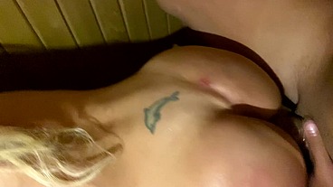 BARBIE ANDERSON FOLLADA POR MUSCULOSO EN EL SAUNA (COMPLETO)