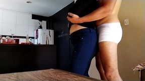 com a mao no peito e suas jeans abracando suas curvas, elas parecem o casal real perfeito