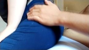 com a mao no peito e suas jeans abracando suas curvas, elas parecem o casal real perfeito