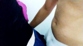com a mao no peito e suas jeans abracando suas curvas, elas parecem o casal real perfeito