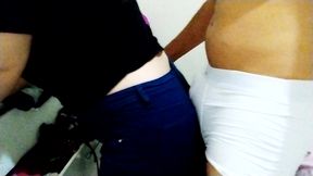 com a mao no peito e suas jeans abracando suas curvas, elas parecem o casal real perfeito