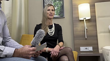 Moderator muss seinen Schwanz im Interview auspacken und Melanie Schweiger ficken
