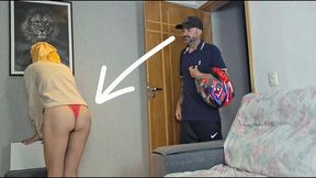 casada recebe entregador so de calcinha!