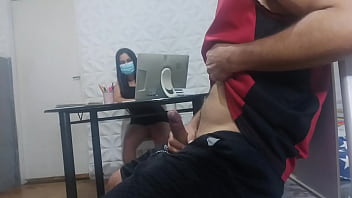 recepcionista gostosa sem calcinha! me arrisquei colocando o pau pra fora! em plena recep&ccedil_&atilde_o, qual ser&aacute_ a rea&ccedil_&atilde_o dela?