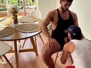 Chulazo liga en el parking.