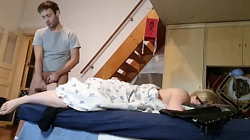 Pervert stepson jerking off to his Mother&#039_s feet secretly