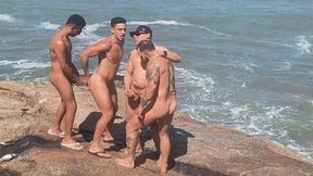 pegando sol na praia de nudismo!