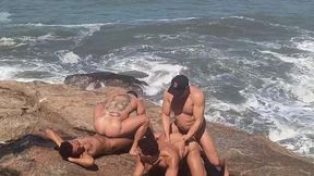pegando sol na praia de nudismo!