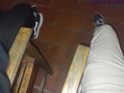 Una mamada abajo de la lluvia hace que uno de nuestros vecinos casi nos descubran