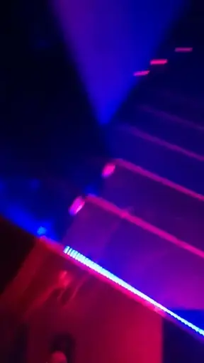 Noche de fiesta con mi esclavo, rellenando sus copas en el baño mientras él paga las mías y obtiene su premio. Humillación públicaen discoteca vainilla