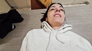 Casalinga sconsolata viene scopata sul tavolo della cucina. Full video on my OF Page.