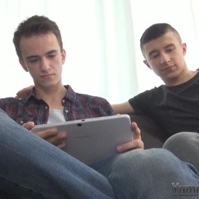 Feet worshipping twinks jerk their dicks