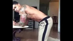 Homem rebolando gostoso