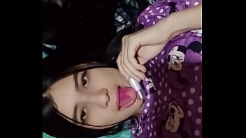 La vecina latina cachonda entra y ve a su vecino blanco masturb&aacute_ndose