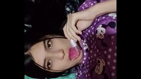 La vecina latina cachonda entra y ve a su vecino blanco masturb&aacute_ndose