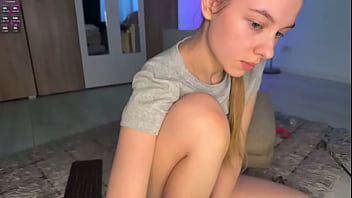 Play with pussy on webcam