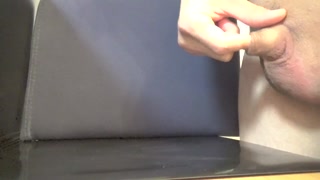 【暴発】気持ちよく初抜きのつもりが、包皮の中に指を入れほじくり中に思わずおもらし射精してしまう情けない変態早漏君。