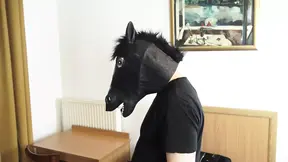 Die slet wil een grote lul pijpen.