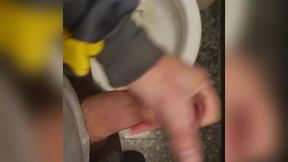 batendo uma no banheiro