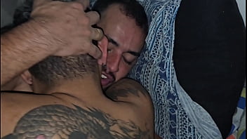 Tatuado trepando com casal de gays que s&atilde_o muito putos na cama.