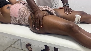 Camara amateur graba a mujer transexual siendo masajeada