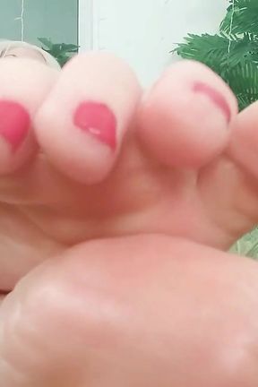 Oily feet sexy hot video: Arya Grander (foot fetish)