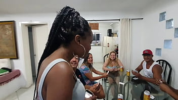 Nem sabe que &eacute_ corna !!! No jogo de cartas fodi escondido a melhor amiga da minha namorada  .  Paty Bumbum - Alex Lima - El Toro De Oro - Melissa alecxander - Clarkes Boutaine - . Video Completo