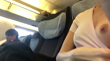 Amatrice nous montre sa poitrine discr&egrave_tement dans le train