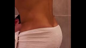 Veo a mi mejor amigo duchandose despu&eacute_s de la fiesta y no me resisto a meterme