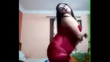 رقص بلدي من مصرية الي عشيقها مع ظهور بزازها الكبيرة تتاكل اكل