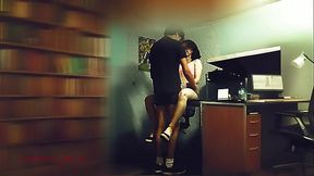 Me encanta levantarle mis piernas y que me coja duro sobre el escritorio de su pap&aacute_