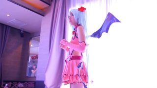 Le cosplayer de Sweet Devil Miku se fait doigter par deux hommes masqués