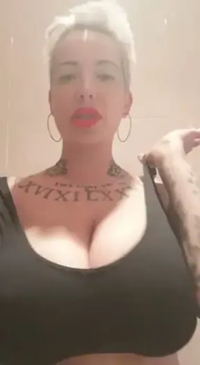 Me gusta mirarme en el espejo , acariciar mis pechos como si mis manos fueran las tuyas , pellizcar los pezones , dejarlos bien duros y rojos , lamerlos y dejar caer mi saliva sobre mis pezones Hidra…