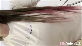 loira peituda se masturba com seu brinquedinho favorito no banho e goza gostoso