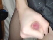 Un femboy ce masturbant tout en juissant et d'éjacule sur sa jupe et son haut de femboy