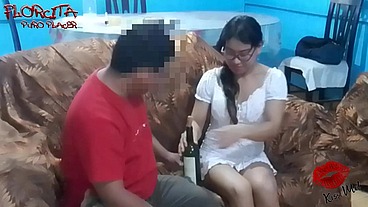 Mi tio llego con una botella de vino , y me embarra mi cara con su leche